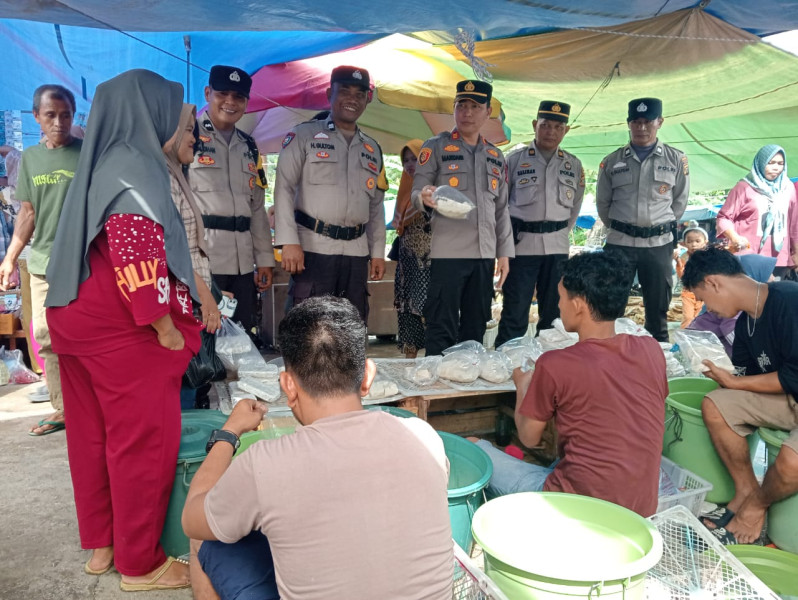 Kapolsek Kempas Bersama Personel Patroli Pasar Kilo 8, Wujudkan Kamtibmas Aman & Kondusif di Awal Tahun Baru 2025