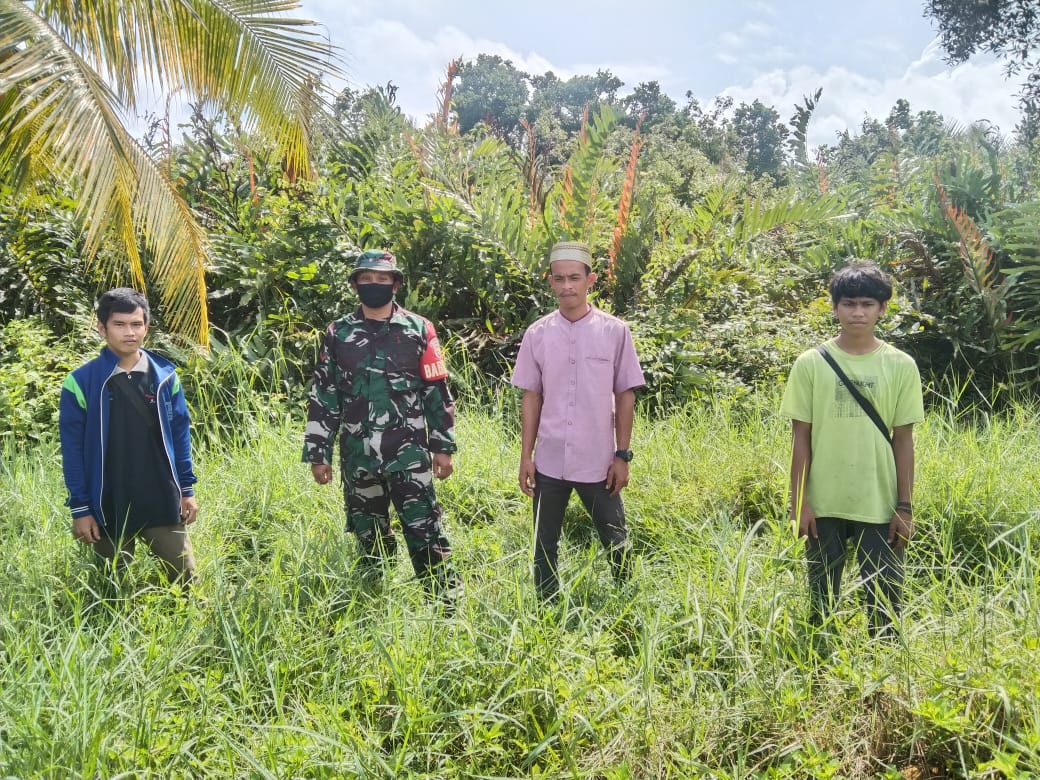 Keluar Masuk Kebun Warga, Babinsa 04/Kuindra Terus Sosialisasikan Bahaya Karhutla