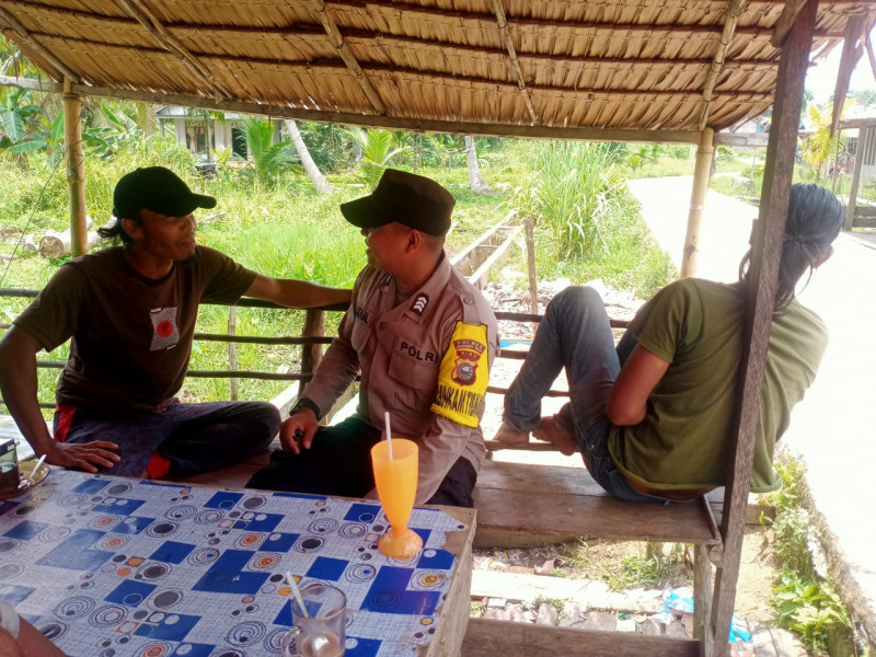 Giat Rutin Bhabinkamtibmas Desa Terusan Kempas Brigadir Akmaluddin Laksanakan Giat Sambang Di Wilayah Binaan