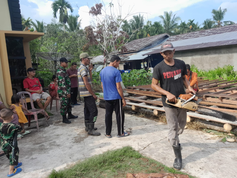 Mewujudkan Keakraban, Babinsa Koramil 05/Gas  Serda Ricky Goro Bersama Masyarakat