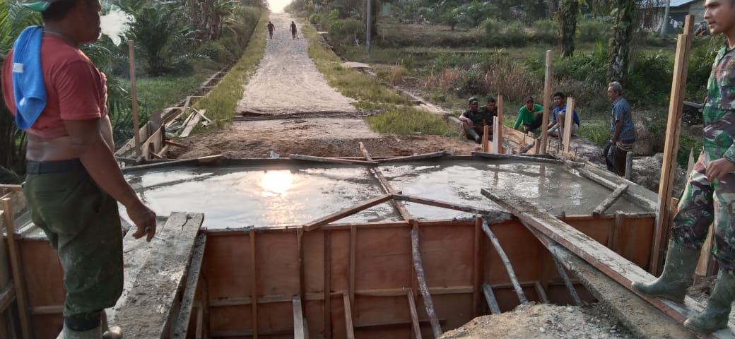 Satgas TMMD ke 110 Kodim 0313 KPR Selesaikan Proses Pengecoran Box Culvert Bencah Kusuma 