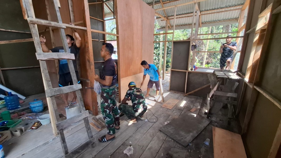 Pembuatan Sekat Ruangan dan Plester Dinding Terus Dilakukan Oleh Satgas TMMD Ke-123 Kodim 0314/Inhil