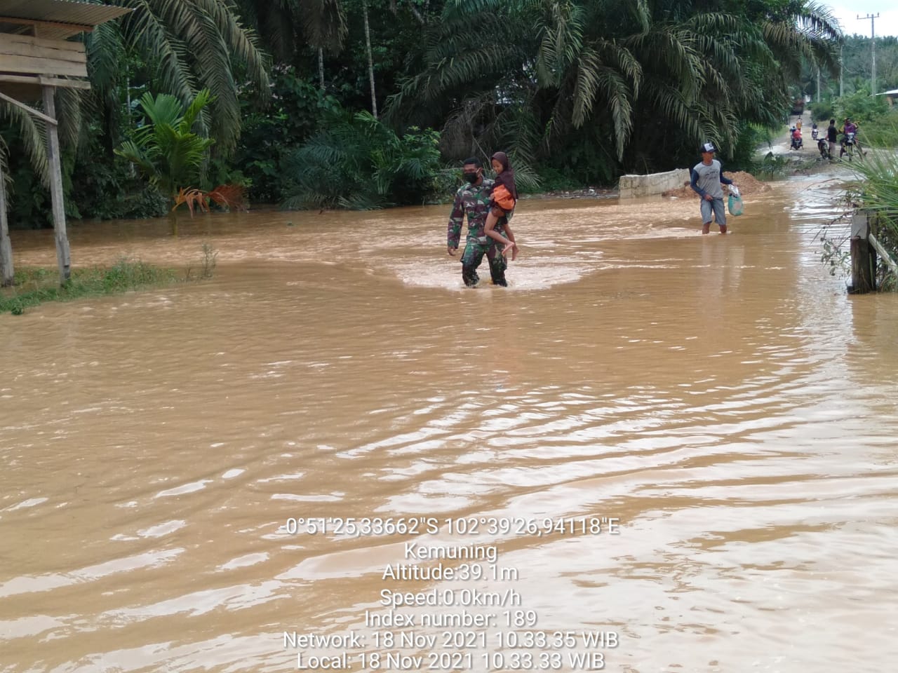 Akibat Banjir, Babinsa di Inhil Ini Gendong Anak Sekolah Agar Bisa Menuntut Ilmu