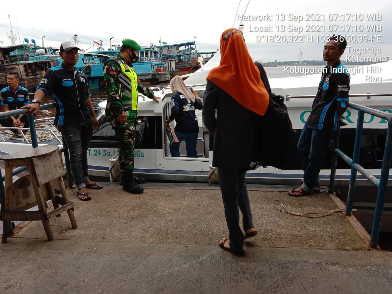 Personil Koramil 06/Kateman Pratu Rizki Batubara Lakukan Pengecekkan di Pelabuhan Syahbandar