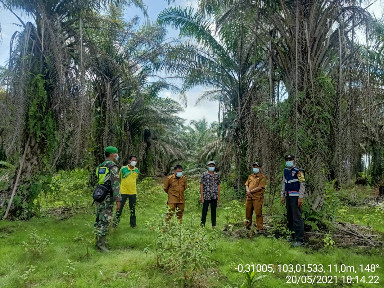 Bersama Warga Setempat, Babinsa Pasir Emas Laksanakan Patroli Karhutla