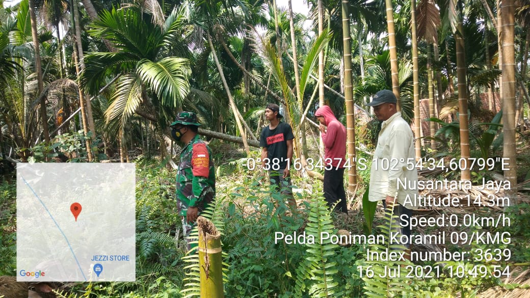 Bersama Masyarakat, Babinsa 09/Kemuning Rutin Lakukan Patroli Karhutla di Nusantara Jaya