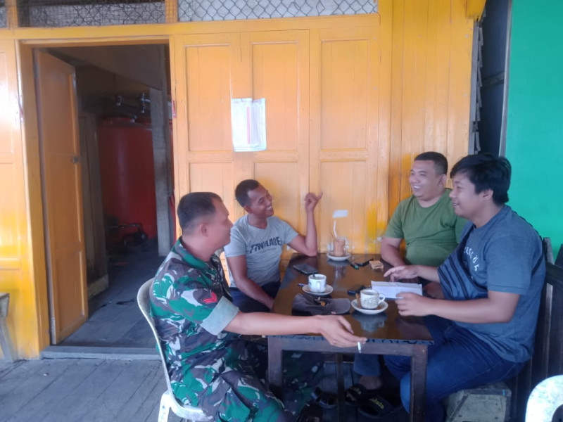 Manfaatkan warung Kopi, Babinsa 05/Gas Koptu Hudrizarroni Komsos Dengan Warga Binaan