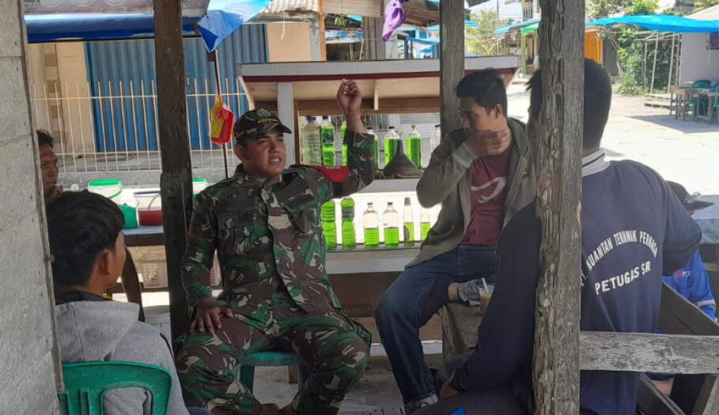 Babinsa Koramil 05/Gas Pratu Risky Laksanakan Komsos Dalam Membina Komunikasi Sosial Bersama Masyarakat