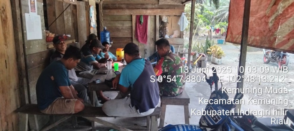 Babinsa Koramil 09/KMG Giat Komsos Guna Berdiskusi Dengan Warga