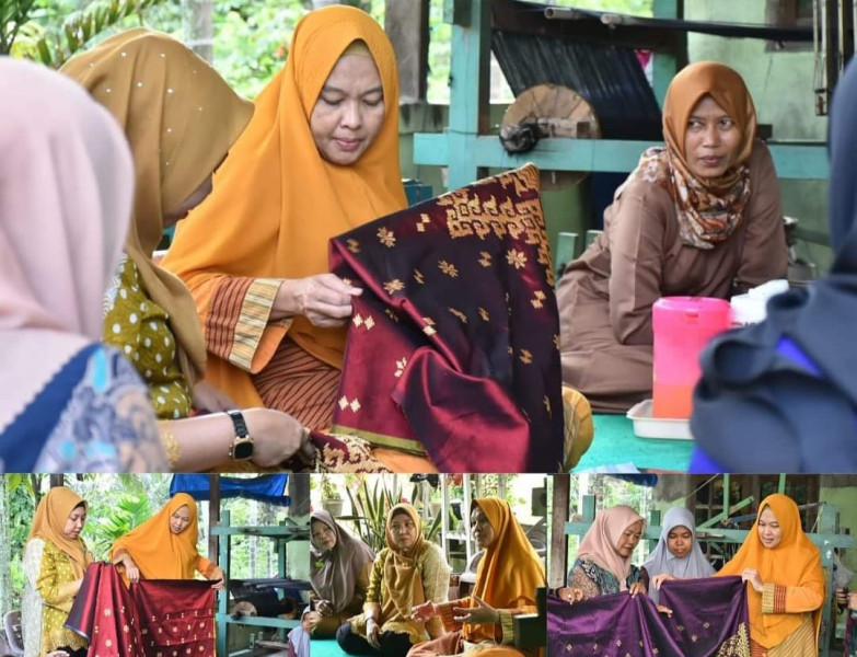 Ketua Umum Dekranasda Kampar Ricana Djayanti Sambangi Rumah Kelompok Produksi Tenun Songket