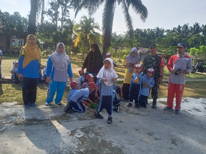 Jaga Kebersamaan Antara Babinsa Koramil 09/Kemuning Dengan Warga Serta Silaturahmi Kepada Kepala Sekolah SD 003