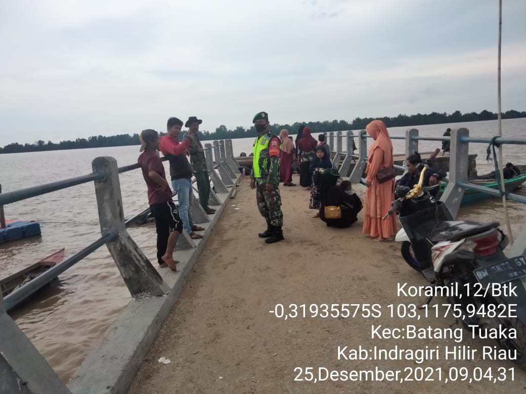 Babinsa Serda Fero A Duha Lakukan Pemantauan dan Penegakkan Disiplin di Pelabuhan