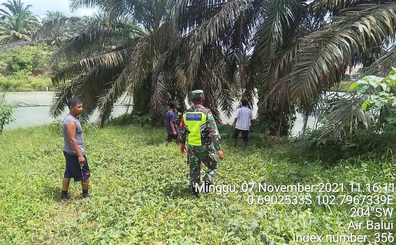 Mencegah Kebakaran Lahan, Babinsa Koramil 09/Kemuning Rutin Melakukan Patroli di Aie Balui