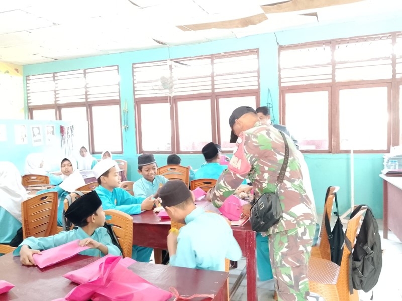 BABINSA KORAMIL 03/TEMPULING DAMPINGI PEMBERIAN MBG, 2.436 PESERTA TERIMA MAKANAN BERGIZI