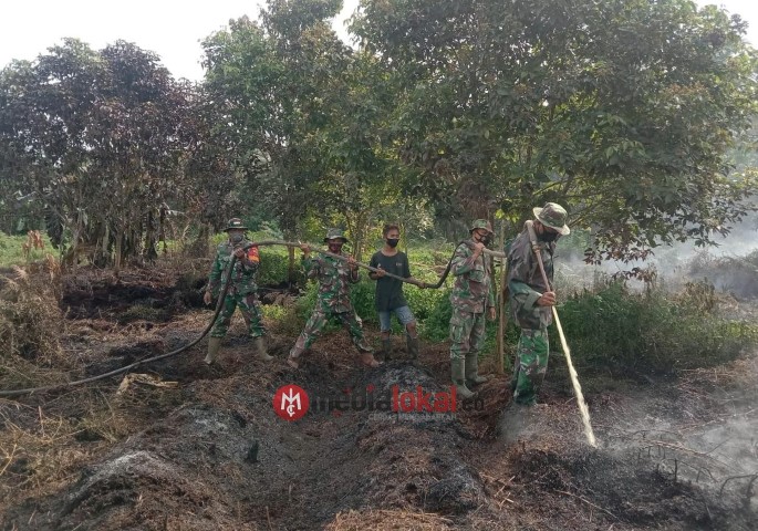 Karhutla Dipangkalan Tujuh, Koramil 03/Tempuling Berjibaku Lakukan Pendinginan Pada Lahan Gambut
