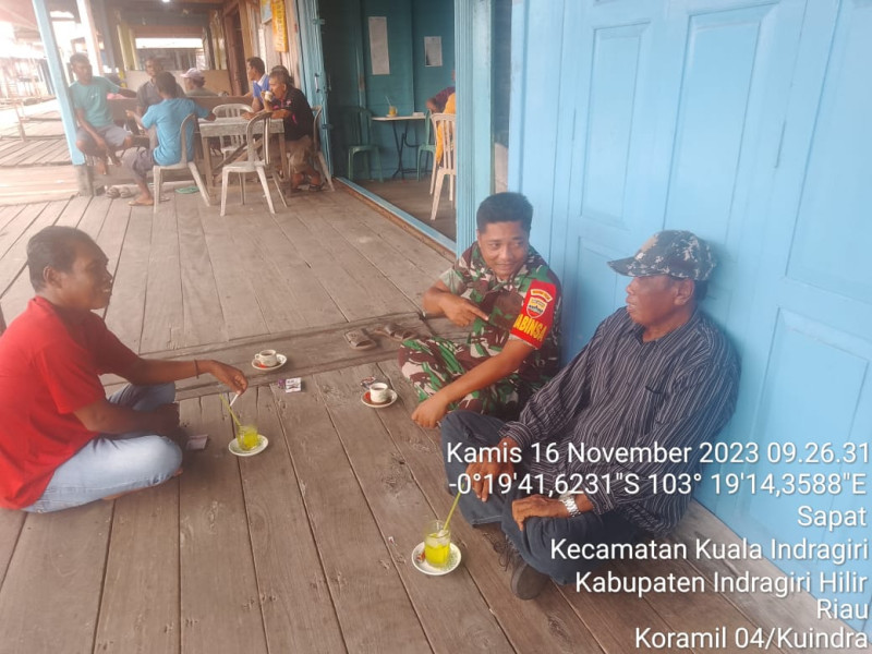 Babinsa Koramil 04/Kuindra Berikan Wawasan Dan Pemahaman Kepada Masyarakat Setempat Melalui Komsos