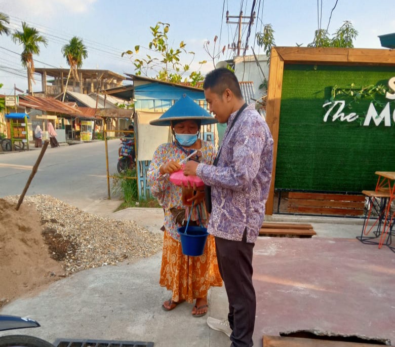 BBC Foofcourt Berbagi Paket Makanan dan Minuman Kepada yang Membutuhkan