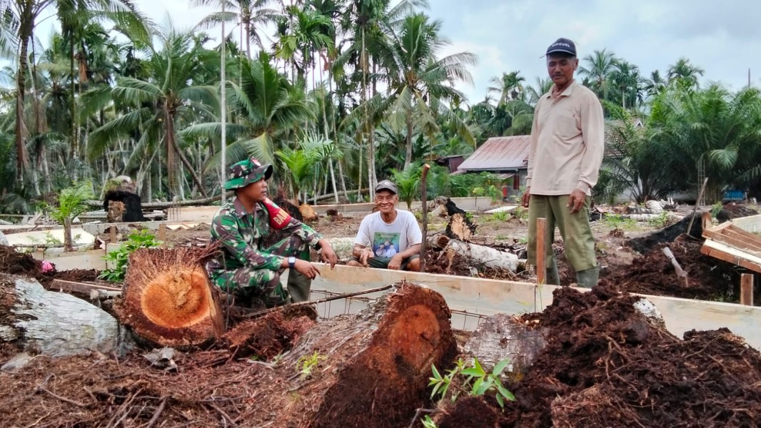 Komsos Dengan Warga, Babinsa Koramil 03/Tpl juga Rutin Pantau Perkembangan Wilayah Binaan