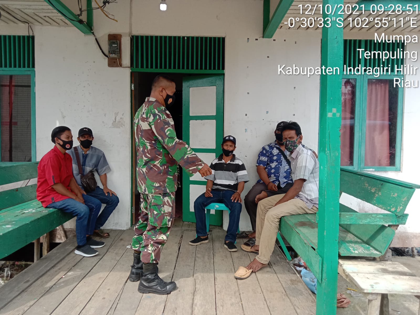 Keakraban Babinsa Koramil 03/Tempuling Dan Warganya, Tumbuhkan Kekompakan Serta Kemanunggalan