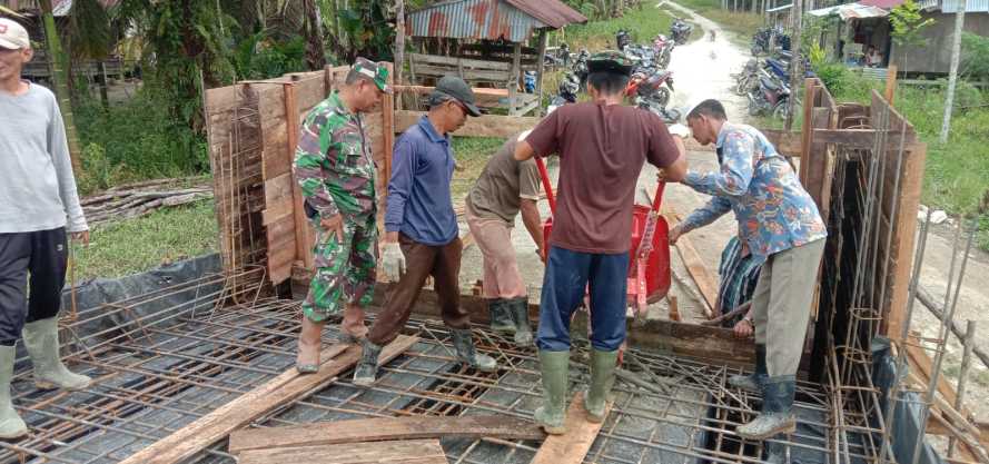 Saling Peduli Terhadap Lingkungan Bersama Babinsa Koramil 09/Kemuning Melalui Karya Bhakti