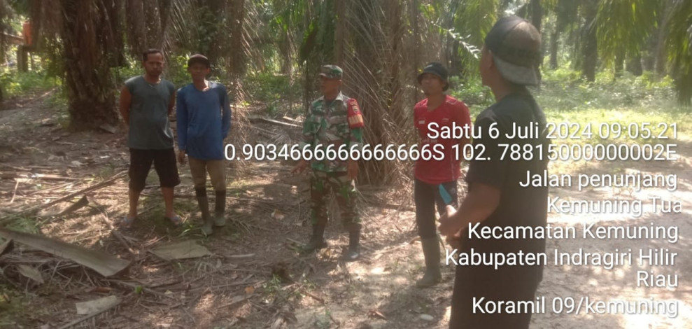Babinsa Koramil 09/Kemuning Ingatkan Masyarakat Untuk Terus Menjaga Hutan dan Lahan Dari Kebakaran