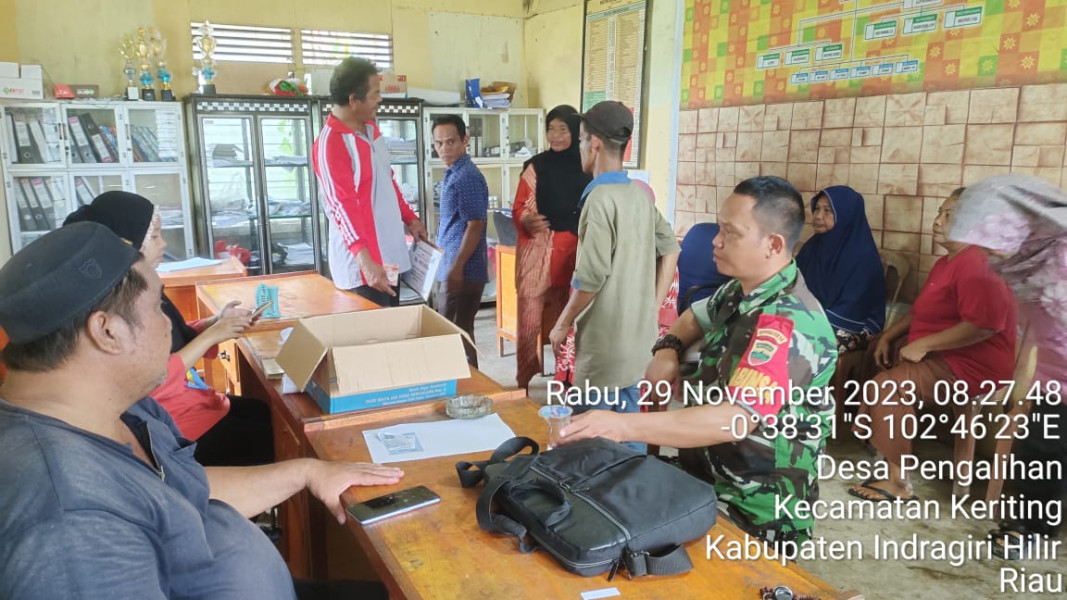 Jalin Silaturahmi Bersama Masyarakat Sekaligus Pembagian BLT Oleh Babinsa Koramil 09/Kmg