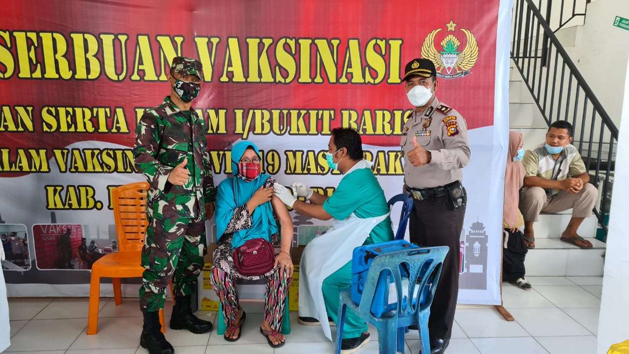 Serbuan Vaksin Sinovac di Sungai Guntung, Danramil 06/Kateman Tinjau Langsung Pelaksanaan