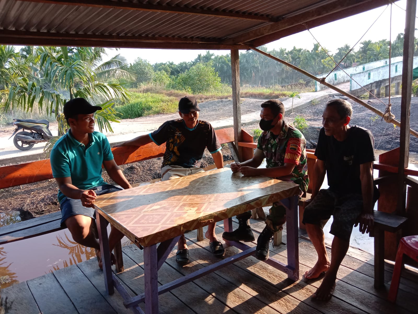 Melalui Komsos, Babinsa Koramil 04/Kuindra Jalin Tali Silaturahmi