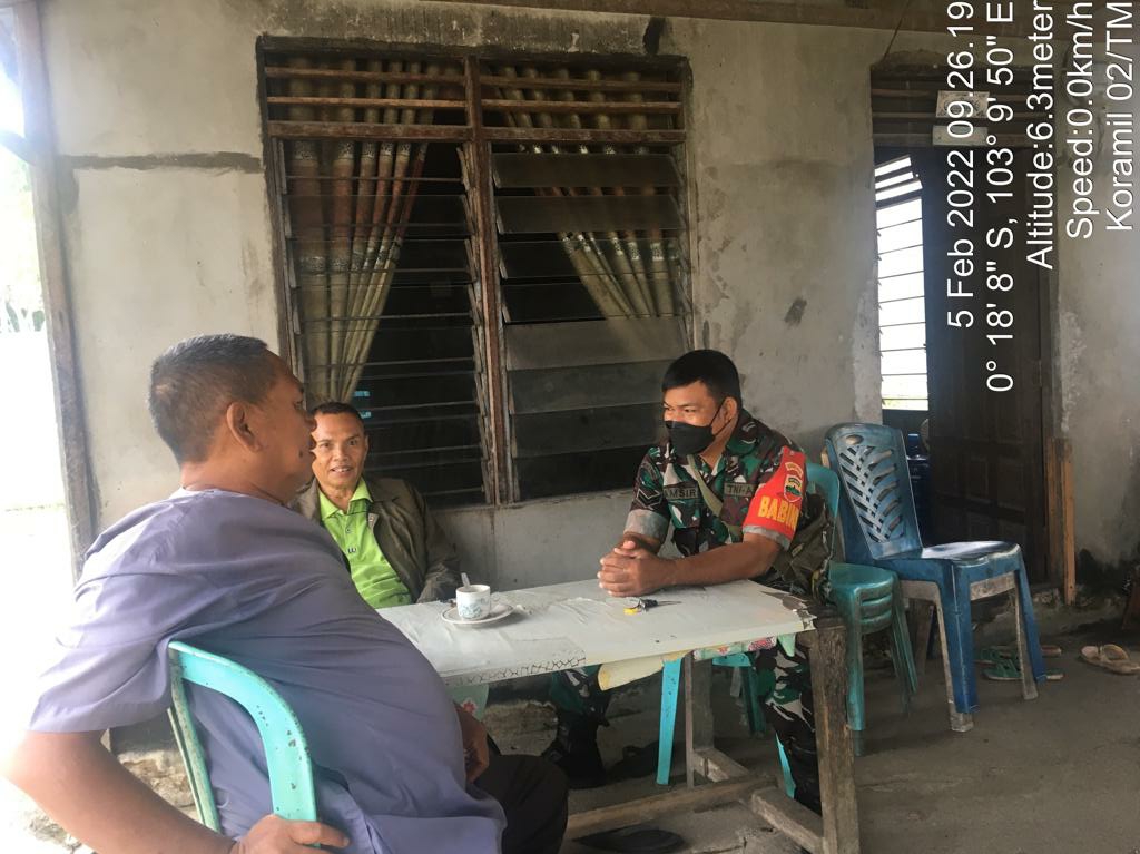 Ciptakan Kebersamaan dengan Warga, Babinsa Koramil 02/Tanah Merah Melakukan Komsos
