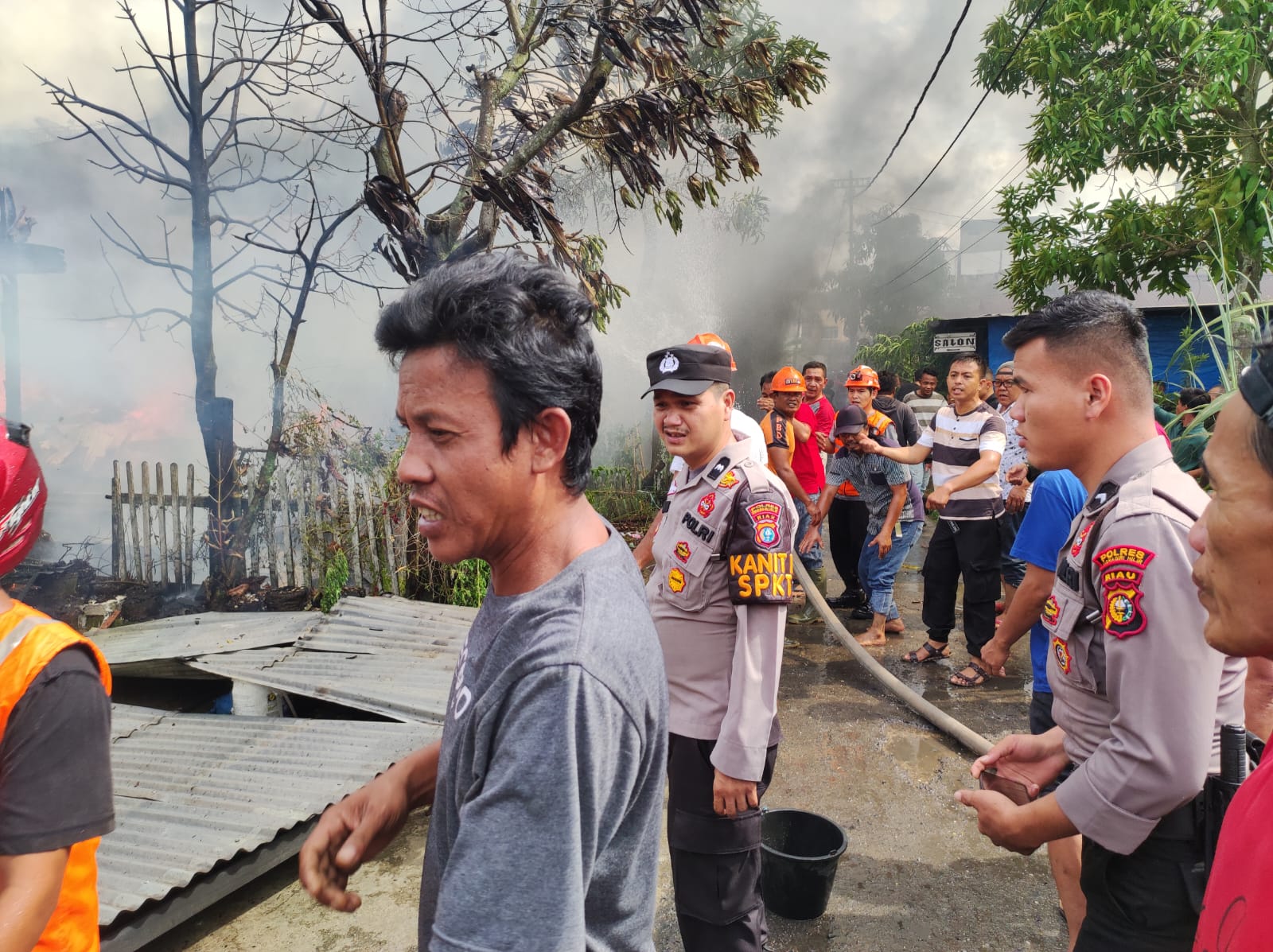 Polres Inhil Turun Langsung Ikut Padamkan Api Kebakaran di di M Boya Tembilahan