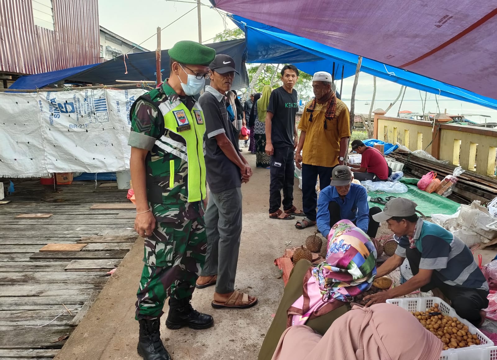 Sosialisasi Di Beberapa Tempat, Sertu Iclas Manalu Tegakkan Prokes