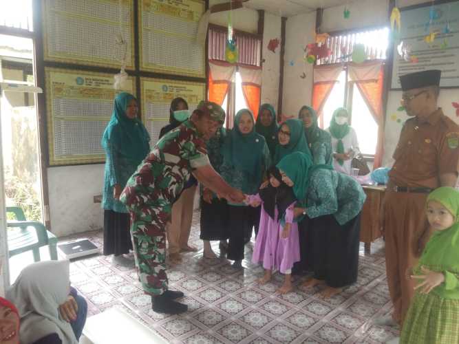 Babinsa Koramil 07/Reteh Lakukan Kegiatan Penurunan Stunting Gerakan Penimbangan Balita