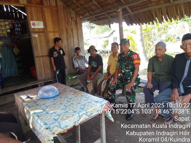 Babinsa Koramil 04/Kuindra: Komsos untuk Meningkatkan Kepedulian dan Jiwa Patriot