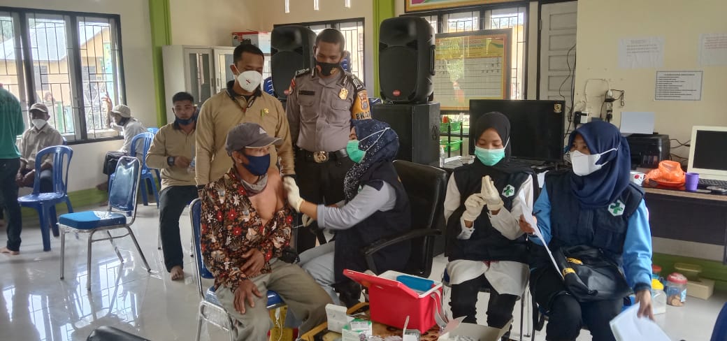 Jamin Keamanan, Bhabinkamtibmas Polsek GAS Kawal Pelaksanaan Vaksinasi di Desa Binaan