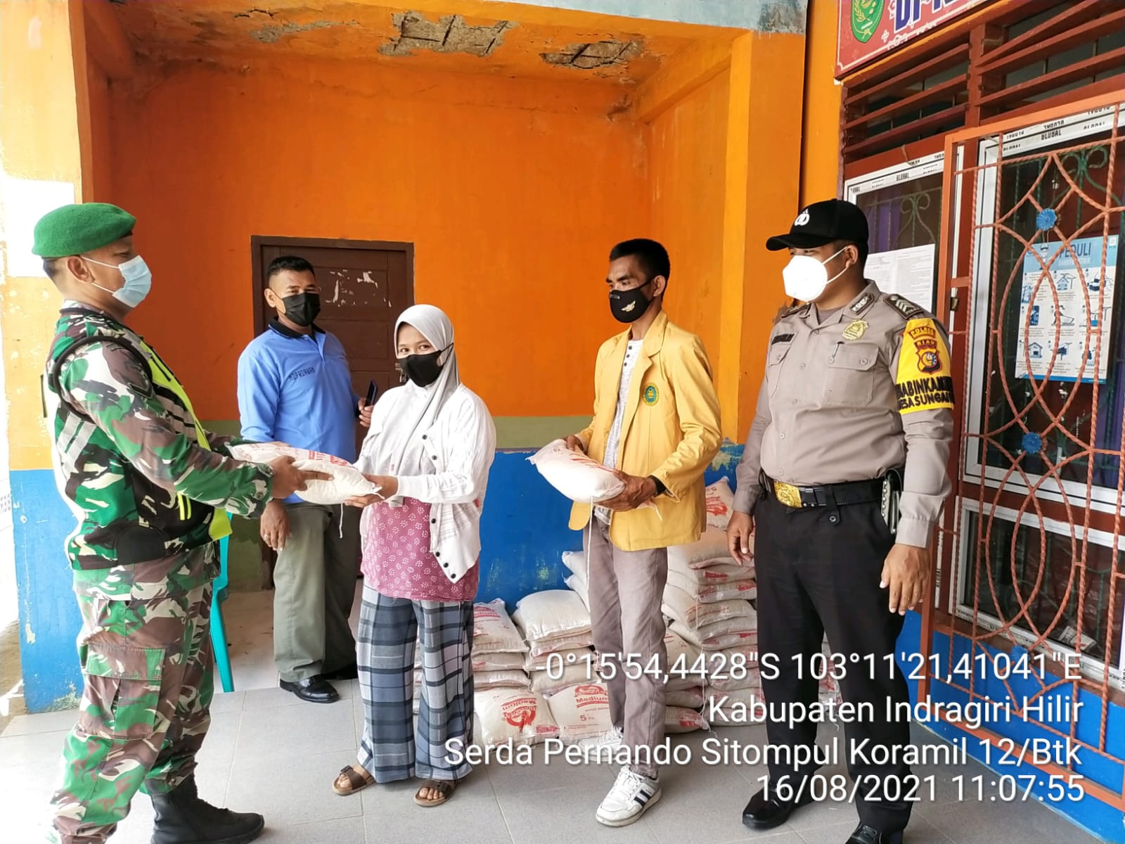 Babinsa Koramil 12/Batang Tuaka Bantu Penyaluran Bantuan Beras untuk Warga 3 Desa