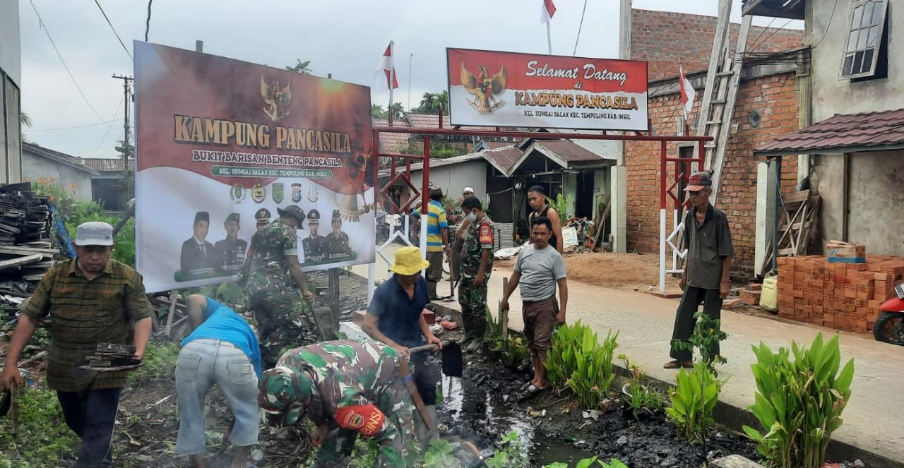 Anggota Koramil 03/Tempuling Bersama Warga Gotong Royong di Kampung Pancasila