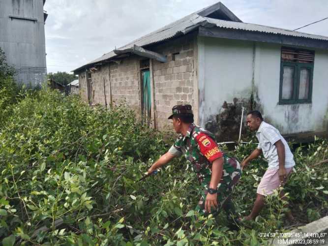Goro Babinsa Koramil 04/Kuindra Agar Selalu Membersihkan Lingkungan Sekitar