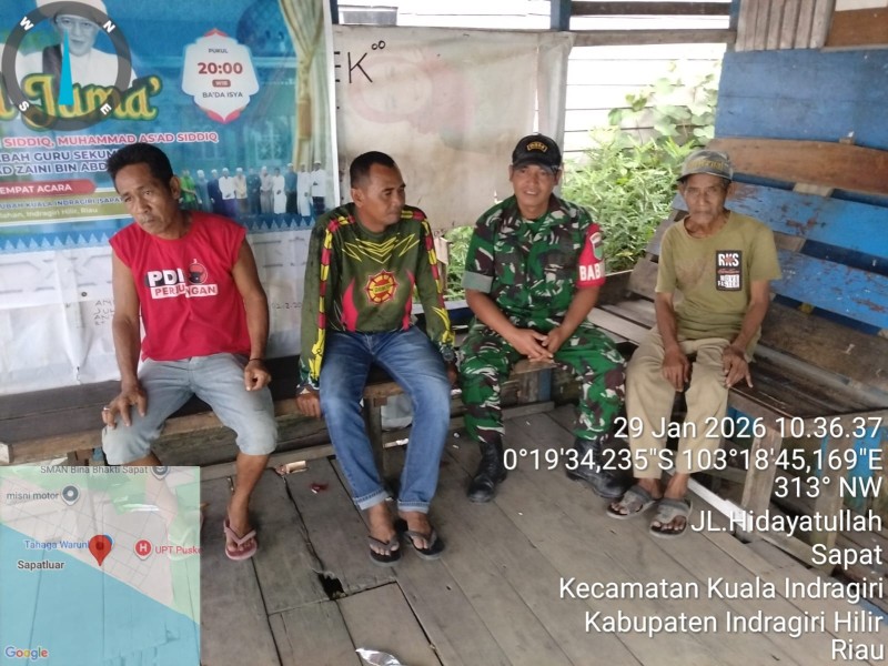 Babinsa Koramil 04/Kuindra Tanamkan Rasa Cinta Tanah Air Kepada Masyarakat dalam Komsosnya