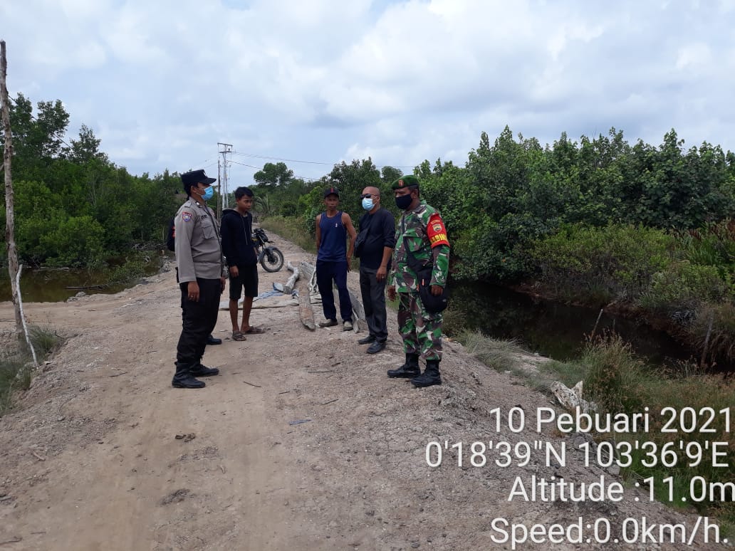 Sertu Wirman Laksanakan Patroli Karhutla Bersama Warga di Air Tawar