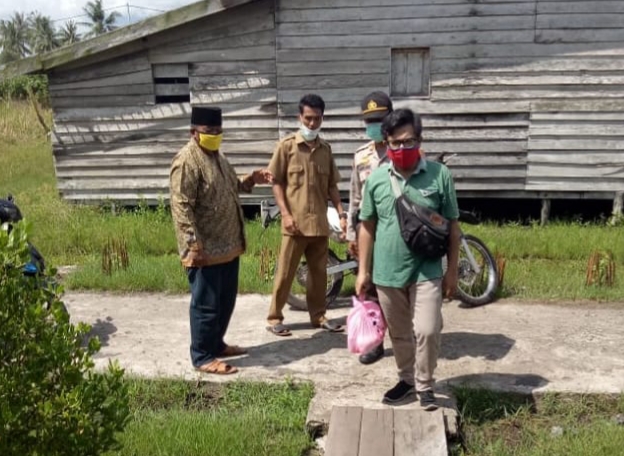 Pulang Kampung, Salman Efendi Salurkan Bantuan Sembako untuk Warga Teluk Belengkong