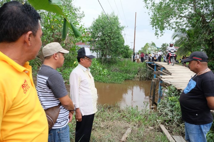 Kunjungan Ke Desa Sungai Luar, Bupati  Inhil Lihat Kondisi Terkini Jembatan Yang Pernah Ambruk