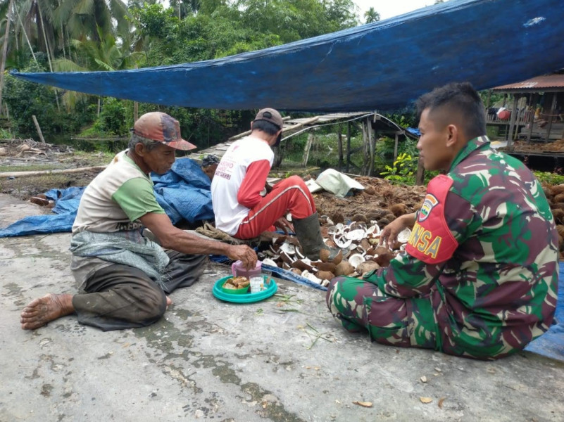 Rutin Babinsa Koramil 07/Reteh Lakukan Komsos, Eratkan Rasa Persaudaraan dengan Masyarakat