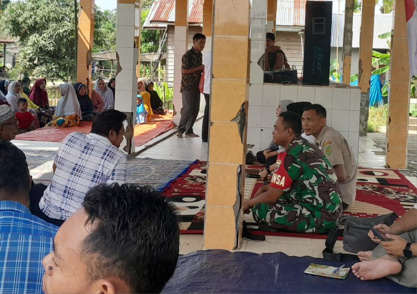 Babinsa Koramil 05/GAS Serda Ricky Laksanakan Giat Komsos Bersama Apdes dan Bhabinkamtibmas Di Warung Kopi