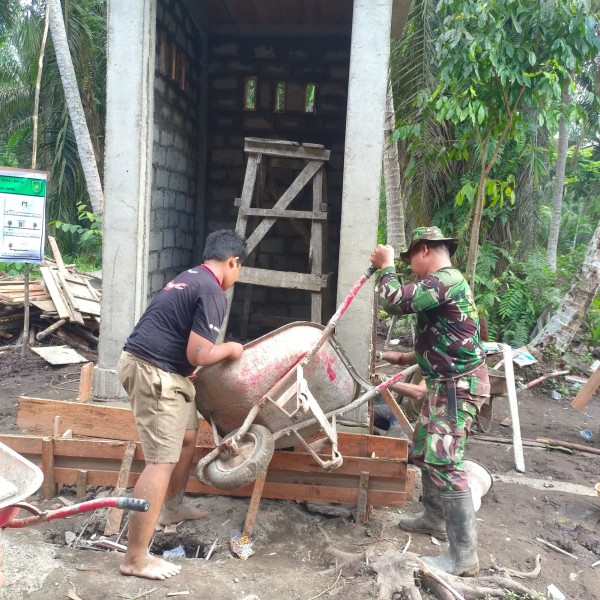 TMMD ke-123, Personel Kodim 0314/Inhil Bangun Jamban di Desa Mumpa