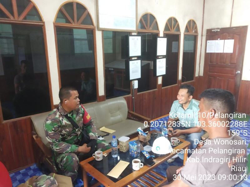 Babinsa Serda Erik Arianto Rutin Lakukan Komsos Bersama Warga