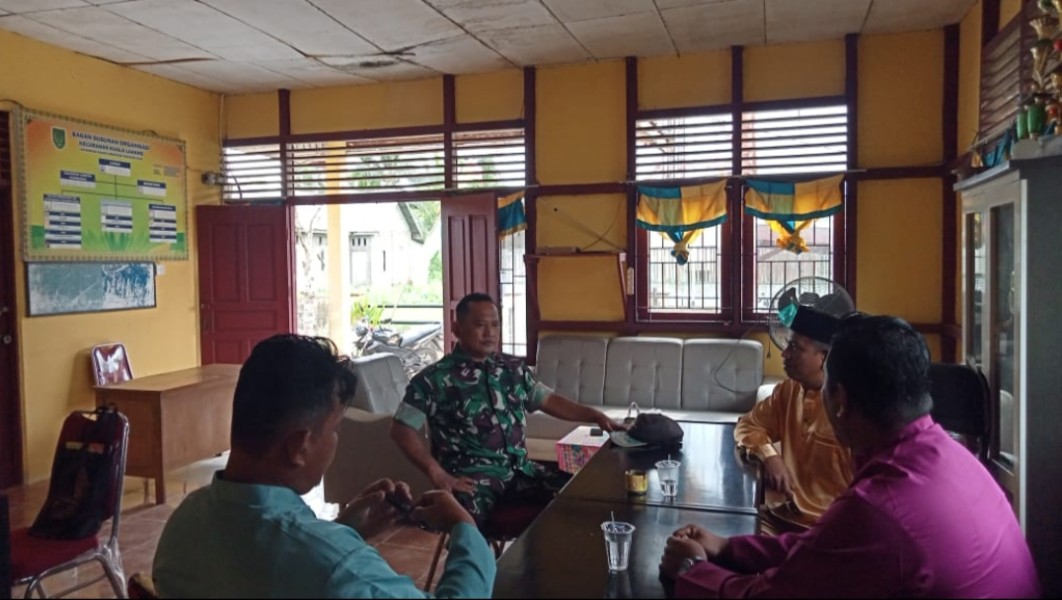 Bhabinsa Koramil 05/Gas Serma Tota Komsos Bersama Warga  Eratkan Silaturahmi dan Hubungan