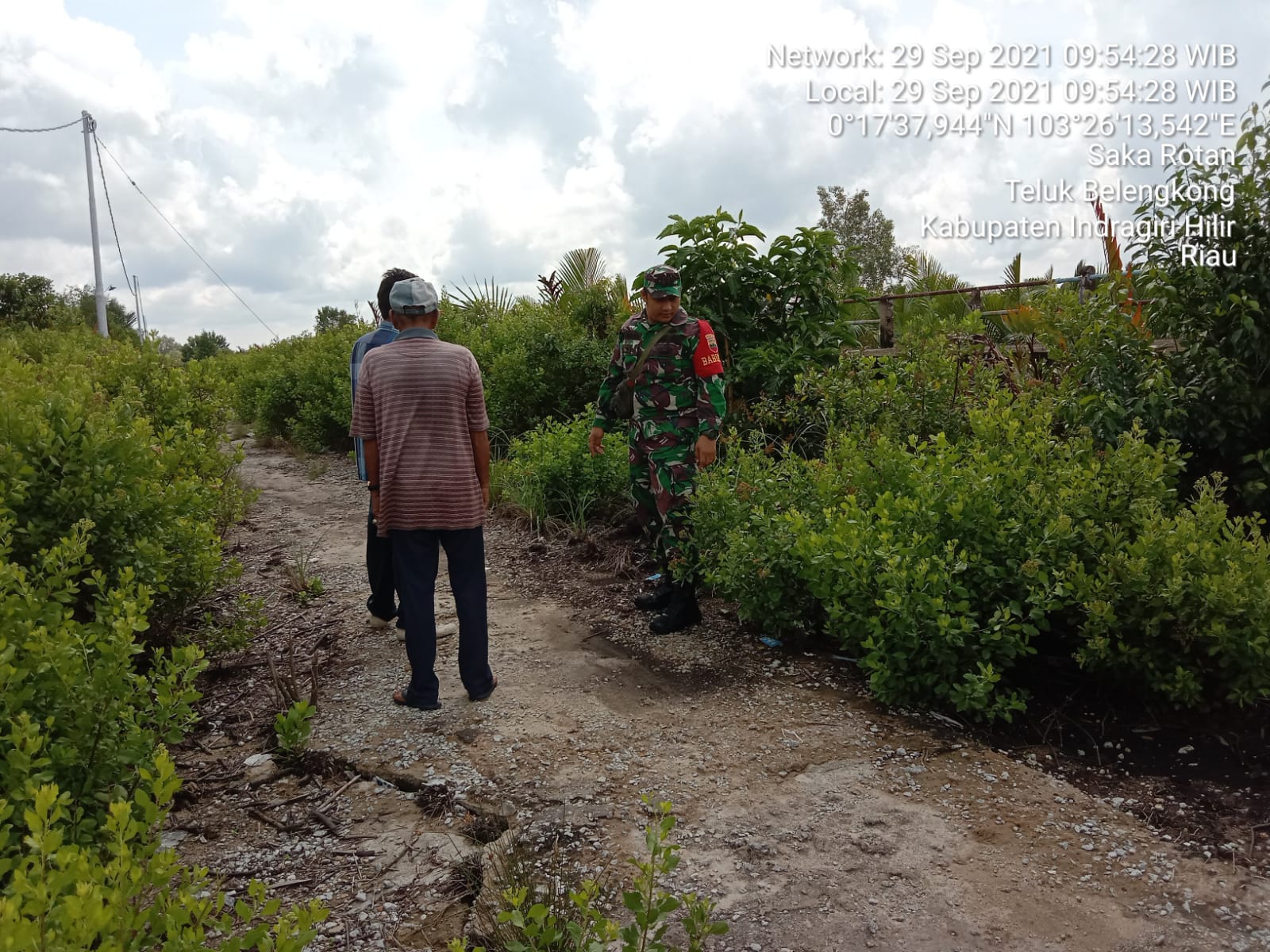 Babinsa Pratu Rizki Batubara Antisipasi Kebakaran Lahan dengan Patroli Secara Persuasif