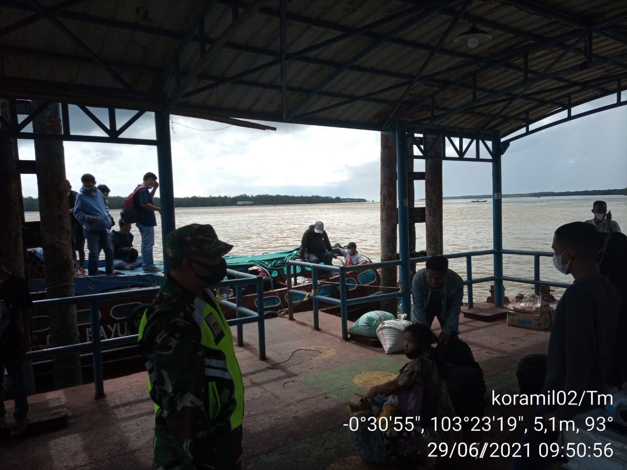 Babinsa 02/Tanah Merah Selalu Ingatkan Untuk Selalu Patuhi Protkes