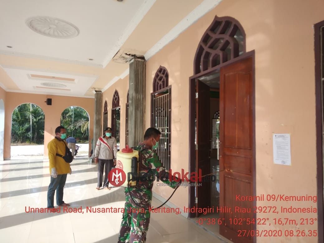 Danpos Keritang Pelda Poniman Bersama Aparat Desa Lakukan Penyemprotan Disinfektan