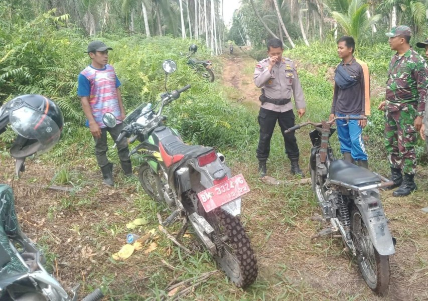 Gandeng Polri dan Warga, Babinsa Reteh Sisir Tapal Batas Desa Sanglar